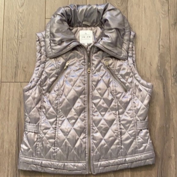 Ze-Ze Jackets & Blazers - ZE ZE Women's Metallic Taupe Diamond Quilted Vest